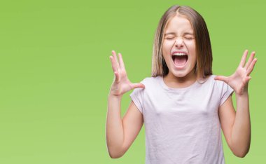 Genç güzel kız yüzünden kızgın ve silah ile başarı için deli kutluyor izole arka plan ortaya çıkar ve heyecanlı çığlık gözler kapalı. Kazanan kavramı