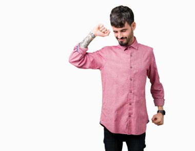 Üzerinde pembe gömlek giymiş genç yakışıklı adam arka plan geri uzanan izole, yorgun ve rahat, Uykulu ve erken sabah esneme