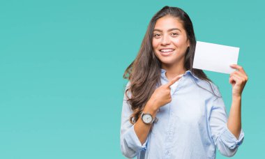 Boş kartı izole arka plan üzerinde çok mutlu el ve parmak ile işaret tutan genç Arap kadın