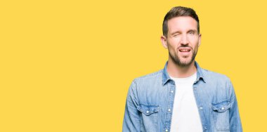 Kot giyen sakal ve mavi gözlü yakışıklı adamla ceket kırpışan kameraya seksi bir ifadeyle, neşeli ve mutlu yüz arıyorum.