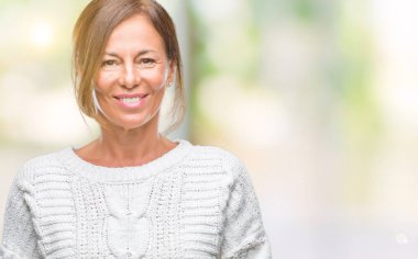 Orta yaş İspanyol kadın kıdemli giyen kış kazak izole arka plan ile bir mutlu ve serin üzerinden yüzündeki gülümseme. Şanslı kişi.