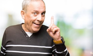 Kış giymiş yakışıklı komuta sizde başarılı fikirle kazak işaret parmağı çizgili. Çıktıktan ve mutlu. Bir numara.