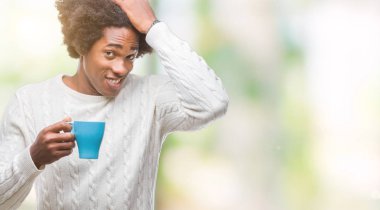 Baş, el ile vurguladı izole arka plan üzerinde kahve içme Afro Amerikalı adam şok utanç ve sürpriz suratla, öfkeli ve sinirli. Korku ve hata için üzgün.