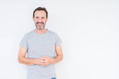 Yakışıklı üst düzey adam arka plan eller birlikte izole ve rahat ve neşeli gülümseyen parmak çarpı işareti. Başarı ve iyimser