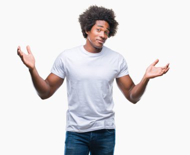İzole arka plan clueless ve şaşkın bir ifadeyle kollar ve eller kaldırdı Afro Amerikan adam. Şüphe kavramı.