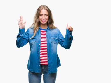 Gösterilen ve parmakları ile işaret izole arka plan üzerinde sarışın güzel genç kadın kendinden emin ve mutlu gülümseyerek süre 6 numara.