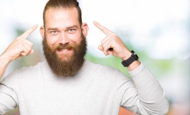 Her iki el parmağı, harika bir fikir ile baş gösteren gülümseyen ya da düşünce rahat kazak giyen genç sarışın adam, iyi hafıza