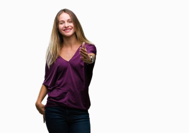 Genç güzel sarışın zarif kadın dostu sunan el sıkışma tebrik ve davet edici olarak gülümseyen izole arka plan üzerinde. Başarılı iş.