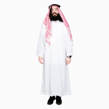 Geleneksel keffiyeh gevşek ciddi ifade ile yüzünde eşarp uzun saçlı Arap iş adamı. Basit ve doğal kameraya bakıyor.