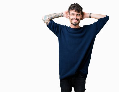 İzole genç yakışıklı adam arka plan dinlenirken ve germe kollar ve eller baş ve boyun arkasında ile mutlu gülümseyerek