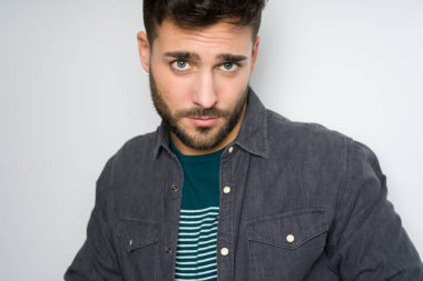 Yakışıklı delikanlı possing ve modelleme gri izole arka plan üzerinde