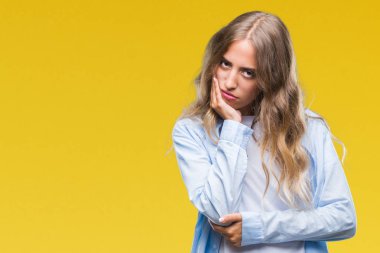 İzole arka plan düşünme seyir üzerinde güzel sarışın genç kadın yorgun ve sıkılmış çapraz silah depresyon sorunları ile.