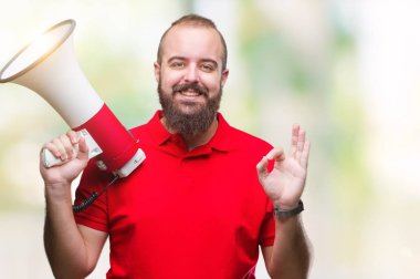 Beyaz delikanlı parmak, mükemmel sembolü ile ok işareti yapıyor izole arka plan üzerinde megafon ile bağırarak