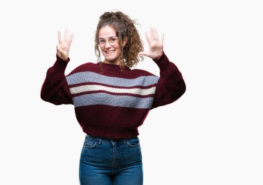 Güzel esmer kıvırcık saçlı Genç kız gözlük üzerinde gösterilen arka plan izole ve parmakları ile işaret gülümseyen ise kendinden emin ve mutlu 8 numaralı.