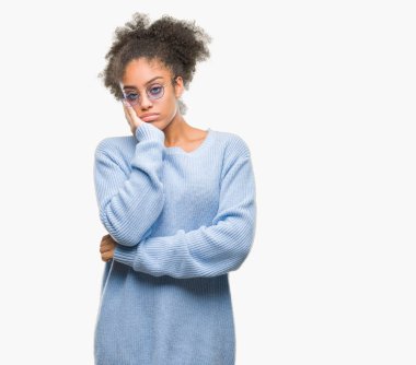 Seyir yorgun ve bıkkın ile depresyon sorun Çapraz kollar ile izole arka plan düşünme üzerinde gözlük takan genç afro Amerikalı kadın.