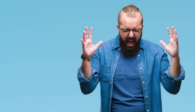 Kızgın ve silah ile başarı için deli izole arka plan kutluyor üzerinde gözlük takan Genç beyaz hipster adam kaldırdı ve heyecanlı çığlık gözler kapalı. Kazanan kavramı