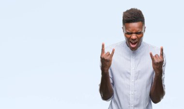 Afrikalı-Amerikalı genç rock simge elle yapıyor deli ifade ile bağırarak izole arka plan üzerinde. Müzik yıldızı. Ağır kavramı.