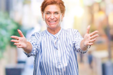 Sarılmak için kollarını açarak gülümseyerek kameraya bakarak izole arka plan Atrractive üst düzey beyaz Kızıl saçlı kadın. Neşeli ifade kucaklayan mutluluk.