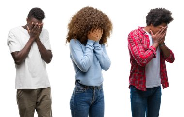 Kolaj Afro-Amerikan grup yüz eller ile ağlayarak süre kapsayan üzgün ifade ile izole arka plan üzerinde insan. Depresyon kavramı.