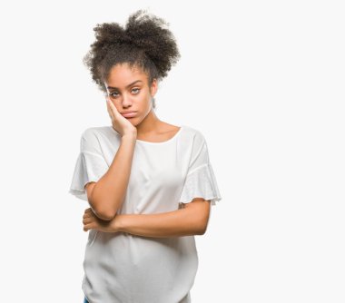 İzole arka plan düşünme seyir üzerinde genç afro Amerikalı kadın yorgun ve sıkılmış çapraz silah depresyon sorunları ile.