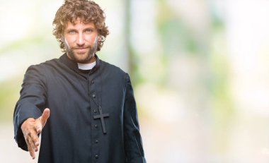 Yakışıklı İspanyol Katolik rahip adam olarak tebrik ve konuksever dost sunan karşılıklı gülümseyen izole arka plan üzerinde. Başarılı iş.