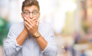 Yakışıklı delikanlı izole arka plan ağız hata için elleriyle kapsayan şok içinde. Gizli kavramı.