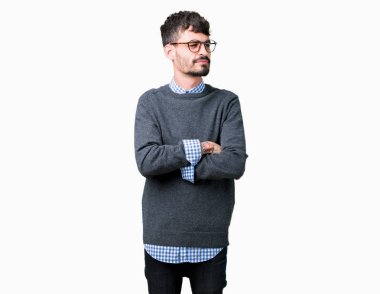 İkna ve kendine güvenen genç yakışıklı zeki adam gözlüklü tarafına silahlarla seyir gülümseyen izole arka plan üzerinde çarpı işareti