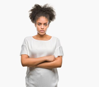 Genç afro Amerikan kadın izole arka plan şüpheci ve çapraz kolları olan yüzündeki gergin, onaylamayan ifade yüzünden. Negatif kişi.