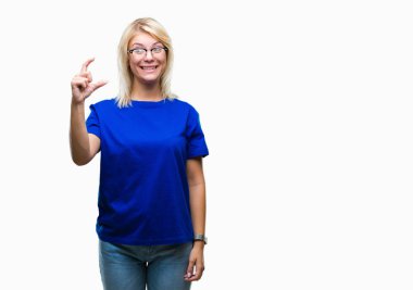 Gözlük gülümseyen izole arka plan ve süre seyir ve kamera boyutu işaret parmaklarıyla yapıyor el ile kendinden emin eller genç güzel sarışın kadın. Ölçü kavramı.