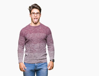 Genç yakışıklı adam gözlük dilini izole arka plan üzerinde mutlu komik ifade ile dışarı. Duygu kavramı.