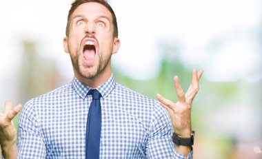 Yakışıklı iş adamı giyen kravat çılgın ve kızgın bağırarak ve agresif ifade ve silah kaldırdı bağırıyordu. Hayal kırıklığı kavramı.