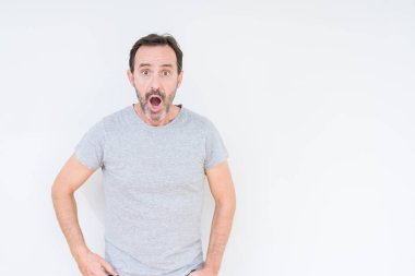 Yakışıklı komuta sizde korkmuş ve şok sürpriz ifade ile izole arka plan üzerinde korku ve yüz heyecanlı.