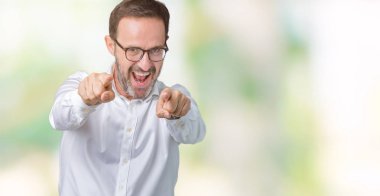 Yakışıklı orta yaş zarif üst düzey iş adam gözlük izole üzerinde arka plan size işaret ve parmaklar, olumlu ve neşeli gülümseyen kamerayla