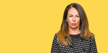 Moda ceket şüpheci ve sinir, papatyanın üzgün sorunu nedeniyle giyen güzel orta yaş kadın. Negatif kişi.