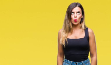 Genç güzel kadın izole arka plan yapma balık yüzüne dudaklı, çılgın ve komik bir jest. Komik ifade.