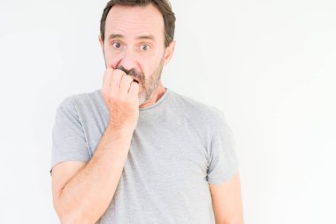 Stresli ve gergin ile eller tırnak ısırma dudaklarından seyir izole arka plan üzerinde yakışıklı komuta sizde. Anksiyete sorunu.