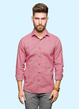 Genç yakışıklı iş casual adam şüpheci ve sorun nedeniyle gergin, papatyanın üzgün. Negatif kişi.