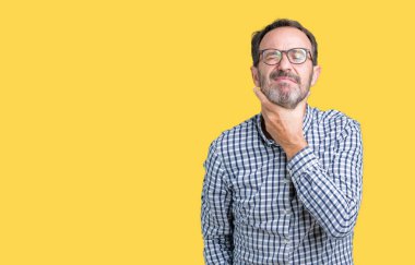 Ağrılı boyun, boğaz grip, kesek ve enfeksiyon dokunmadan yakışıklı orta yaş zarif komuta sizde gözlük izole üzerinde arka plan