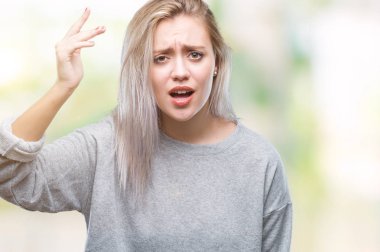 Genç Sarışın kadın izole arka plan öfkeli ve sinirli sinirli ve öfke ile bağırarak süre öfkeli yumruk yükselterek yüzünden. Öfke ve agresif kavramı.