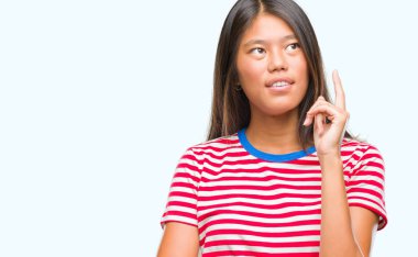 Çene düşünme hakkında soru, dalgın ifade üzerine el ile izole arka plan üzerinde Genç Asyalı kadın. Düşünceli yüzüyle gülümsüyor. Şüphe kavramı.