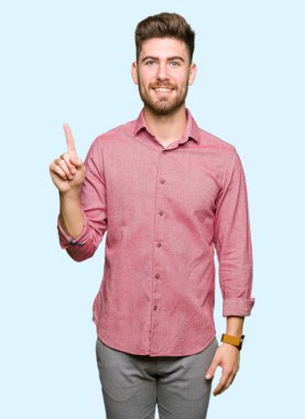 Ve parmak gülümseyen süre bir numara ile kendinden emin ve mutlu yukarıyı gösteren genç yakışıklı iş casual adam.