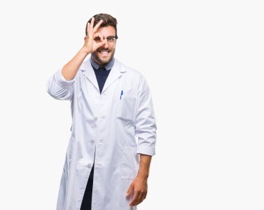 Genç yakışıklı adam giyen Doktor, gülümseyen, parmakları ile mutlu yüz üzerinden seyir göz el ile ok jest yapıyor izole arka plan üzerinde scientis kat.
