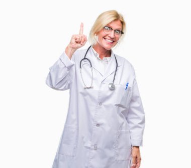 Orta yaş sarışın doktor kadın başarılı fikirle parmağı yukarıyı izole arka plan yüzünden. Çıktıktan ve mutlu. Bir numara.