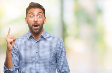 Başarılı fikirle parmağı yukarıyı izole arka plan yetişkin İspanyol adam. Çıktıktan ve mutlu. Bir numara.