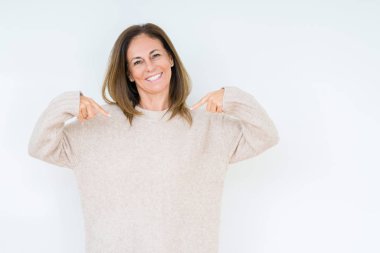 Yüzünde gülümseme ile kendinden emin görünüyorsun, kendini gururlu ve mutlu parmakları ile işaret izole arka plan güzel orta yaş kadın.