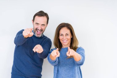 Güzel orta yaş kaç aşk izole içinde arka plan size işaret ve parmaklar, olumlu ve neşeli gülümseyen kamerayla