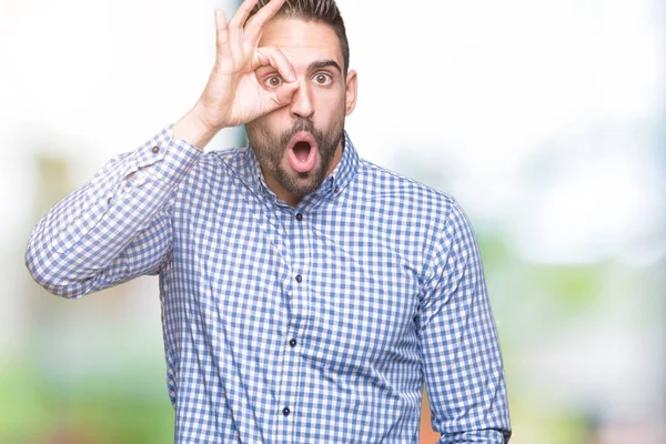 Joven Hombre Guapo Sobre Fondo Aislado Haciendo Gesto Bien Sorprendido —  Fotos de Stock