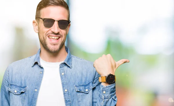 Bello Uomo Che Indossa Occhiali Sole Moda Sorridente Con Volto — Foto Stock