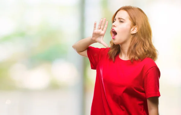 Joven Hermosa Mujer Sobre Fondo Aislado Gritando Gritando Fuerte Lado — Foto de Stock