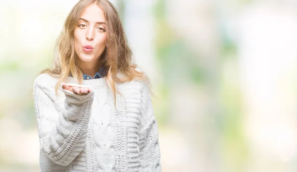 Mooie Jonge Blonde Vrouw Winter Trui Dragen Geïsoleerde Achtergrond Kijken — Stockfoto